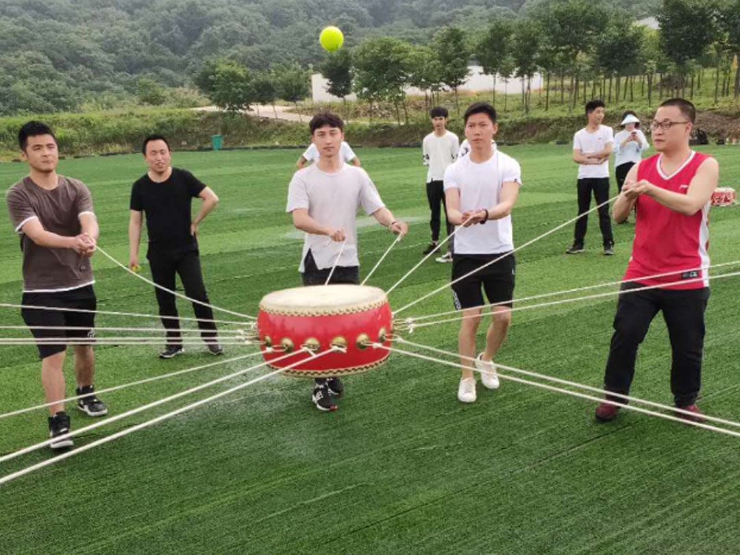 击鼓颠球1.jpg